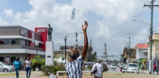 Street Vendor’s Joyful Hustle Sparks Online Conversations about Dignity of Honest Work