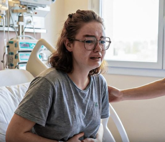 Teenager Lives Alternate Life During Medically Induced Coma, Highlights Psychological Impact
