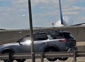 United Airlines Plane Strikes Streetlight and Truck During Newark Landing
