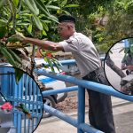 Bird feeding officer reminds public kindness comes in many unexpected forms.