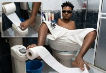 Man Without Hands Demonstrates How He Handles Toilet Paper Independently