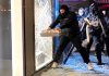Viral footage shows cracked shopfront glass resisting repeated attempted break-ins.