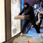 Viral footage shows cracked shopfront glass resisting repeated attempted break-ins.