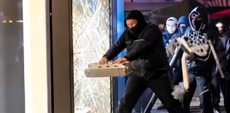 Viral footage shows cracked shopfront glass resisting repeated attempted break-ins.
