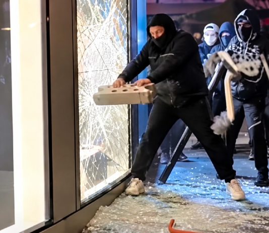 Viral footage shows cracked shopfront glass resisting repeated attempted break-ins.